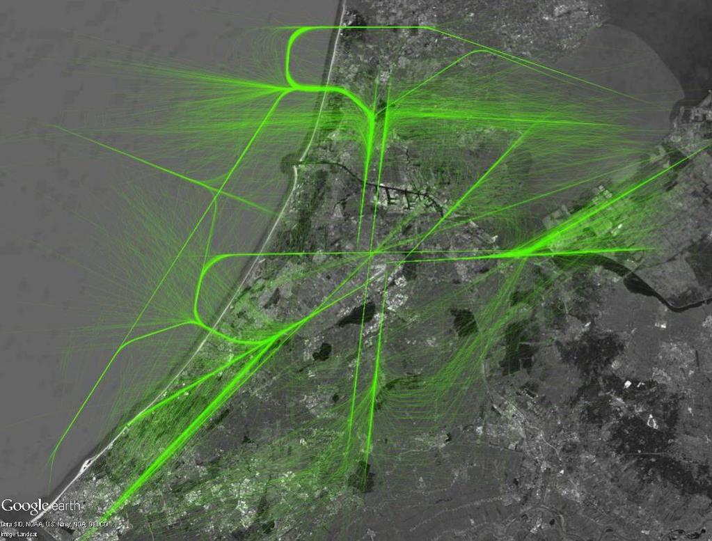 Figuur 4-31 geeft van alle landingen de afstand en hoogte waarop het ILS-daalpad is onderschept. De onderscheppingen van onder zijn in groen weergegeven in onderscheppingen van boven in blauw.