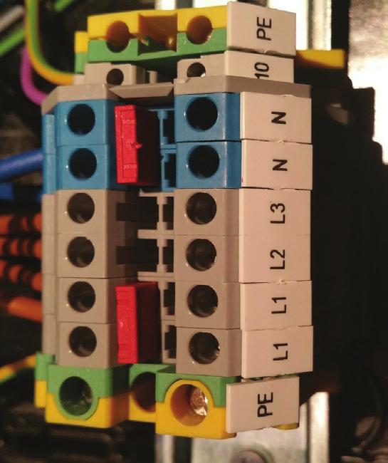 3 AANSLUITEN (GROND) KABEL De lader is voorzien van aansluitklemmen 4 mm 2. Deze klemmen zijn gecodeerd met L1, L2, L3, N en geel/groen als aarde.