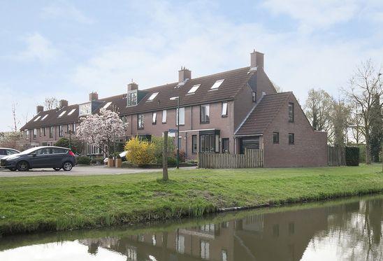 de zon gelegen is! Klinkt dat helemaal naar wens? Lees dan verder! Aan de achterzijde van de woning is een mooi speelveld/park waar de kinderen rustig kunnen spelen.