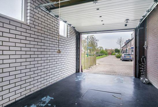 en de verdieping boven de garage te bereiken.