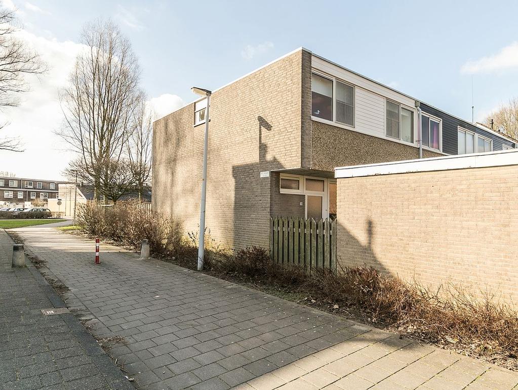 INLEIDING In de wijk "De Boeg", deze mooie hoekwoning, geheel gemoderniseerd en aangepast aan de