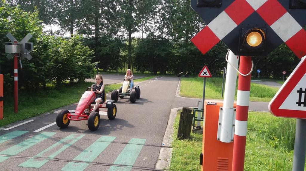 Ze herhaalden er alle verkeersborden, de voorrang van rechts en Daarna