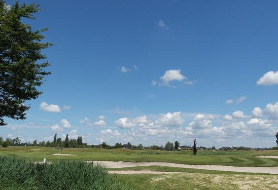 Zevenhoven beschikt onder andere over een supermarkt, een slagerij, een warme bakker, kapsalons, een sporthal, een café