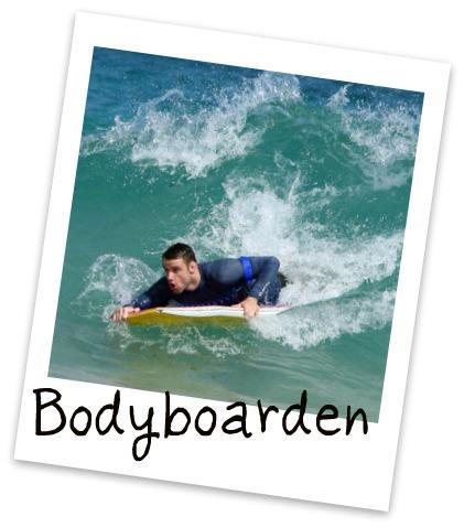 De deelnemer geeft zijn skimboard een zetje op het dunne laagje water van de zich terugtrekkende golf en springt vervolgens zelf op het board om zo over het water te glijden.