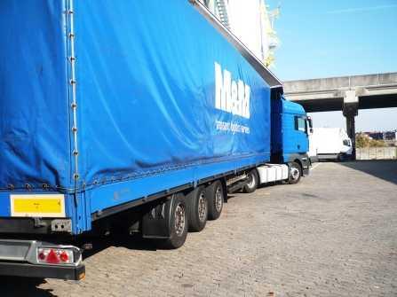 KONVOOI De vrachtwagen wordt geladen OP ZATERDAG 15 SEPTEMBER om 8u op vraag van de helpers die op maandagochtend moeten werken.