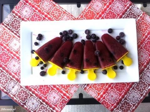 LEKKER EN GEZOND FRUITIJSJES Bevries gepureerd fruit in ijsvormpjes Oftewel: maak zelf ijsjes