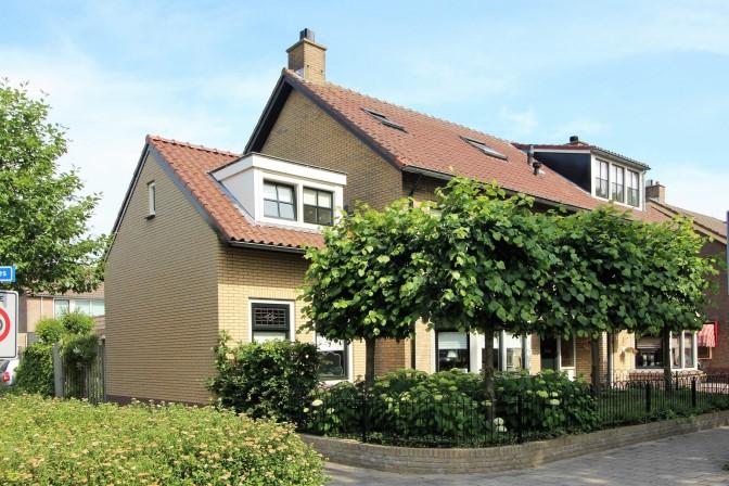 Omschrijving: Op een mooie centrale hoeklocatie en op nog geen 200 meter van het levendige centrum van Spakenburg ligt deze "reuze" 2-1 kap woning met voorerker, riante zijaanbouw en garage.