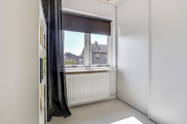 De slaapkamer gelegen aan de achterzijde van de woning is ca. 3.