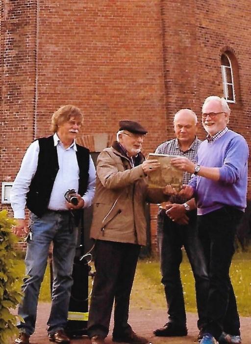 Mevr. K. Versloot heeft met goed gevolg op 18 april het examen vrijwillig molenaar afgelegd op de Molen van de Groote Polder te Slochteren. Dhr. A. Middel en dhr. H.