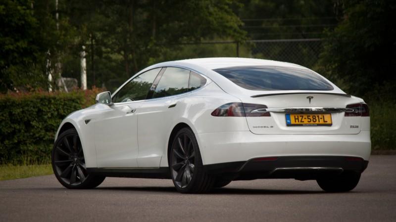 Vloeiend Tesla heeft bij de ontwikkeling van de Model S gekozen voor een ontwerp dat niet zou misstaan bij een brandstof-aangedreven auto.