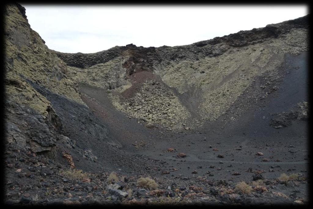 Hier en daar kan je in deze krater een groene halfedelsteen, olivijn, zien.