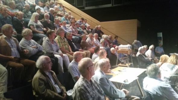 Ruud Scheidel, Jan Elseman en Richard de Pijper kweten zich prima van hun taak en gaven het jurystokje na de lunchdoor aan het publiek dat met zitten en opstaan hun voorkeur kenbaar kon maken.