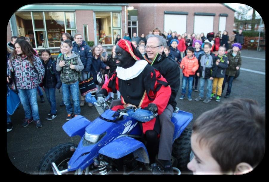 Sinterklaasviering 5 december 2015 Op vrijdag 4 december was het zover: SINTERKLAAS bracht een bezoek aan onze school.