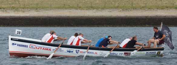 Bij de oversteek van het vaarwater dient men goed op de beroeps en pleziervaart te letten.