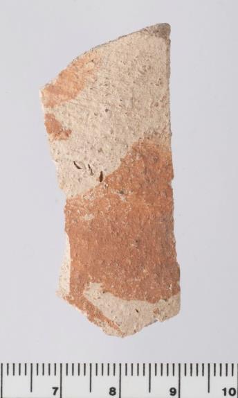 tussen 475 en 725 na Chr. Er zijn ook drie fragmenten van Gittermuster aardewerk (03-TT-02.4) opgegraven uit deze context. Samen wegen deze scherven 30 gram en dateren tussen 700 en 850 na Chr.