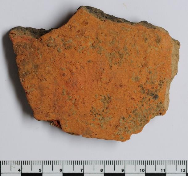 Afbeelding 4 Een fragment prehistorisch aardewerk (vnr 19-01-19.1). Het aantal fragmenten dat in de Romeinse periode was in te delen, is een stuk groter dan het aantal Prehistorische scherven.