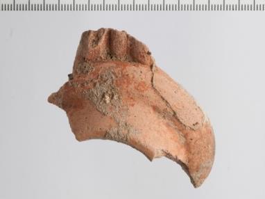 Afbeelding 138 Romeins gladwandig fragment met een gedeelte van de mond en het oor uit context 20023. Gedateerd in de laat-romeinse periode (vnr 01-DD-09).