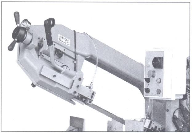 2.7 Ontmanteling van de machine (wegens achteruitgang en/of veroudering) Algemene regels Wanneer de machine ontmanteld wordt en/of verschroot wordt, leg de onderdelen volgens type en ga als volgt te