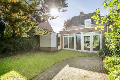 2 E VERDIEPING Via een vlizotrap op de 1e verdieping bereikt men de zolder op de 2e verdieping, hier bevindt zich de cv-ketel van 2017. TUIN De woning heeft een voor- en achtertuin.