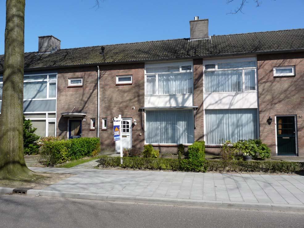 TE KOOP Over de volle breedte uitgebouwde tussenwoning aan fraaie, groene laan met voldoende parkeergelegenheid.