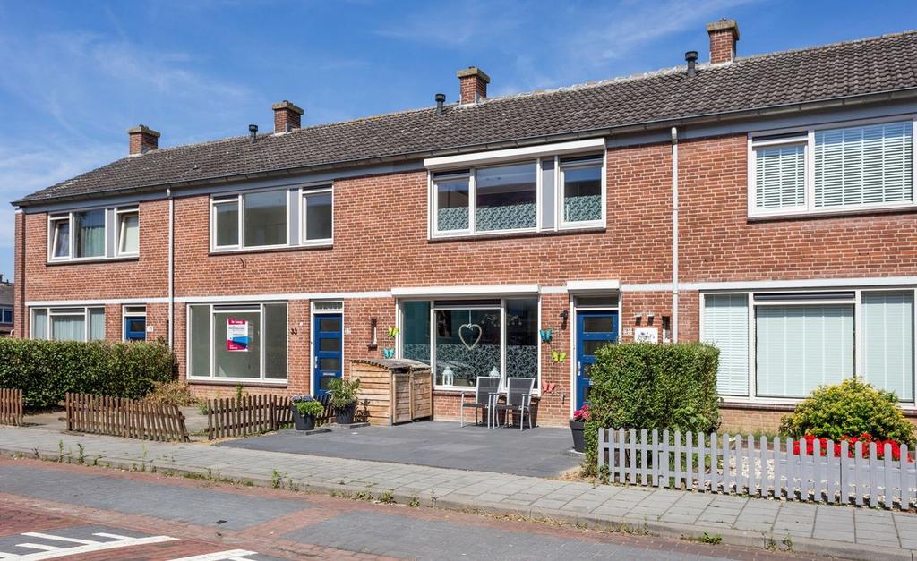 Michiel de Ruyterstraat 31 'S-Hertogenbosch Achter de gevels van deze fraaie tussenwoning gaat een perfect afgewerkte woning schuil, waarin sfeervolle accenten en fraaie materialen de boventoon