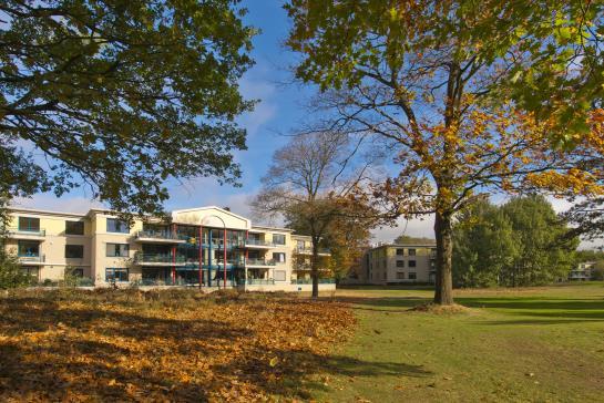 Airconditioning in woonkamer en ouderslaapkamer Extra lichtinval door glazen schuifwanden tussen keuken en 2 e slaap/werkkamer Voorzien van