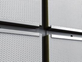 2 Voor het plaatsen van meerdere panelen in de hoogte: plaats het volgende paneel erboven en bedek de horizontale naden tussen de wandpanelen met een HAT-profiel van 50 mm, op de exacte lengte van