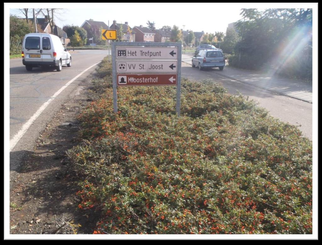 De wegwijzerconstructie wordt, conform de uitvoeringsvoorschriften BABW, bij voorkeur in de berm geplaatst.