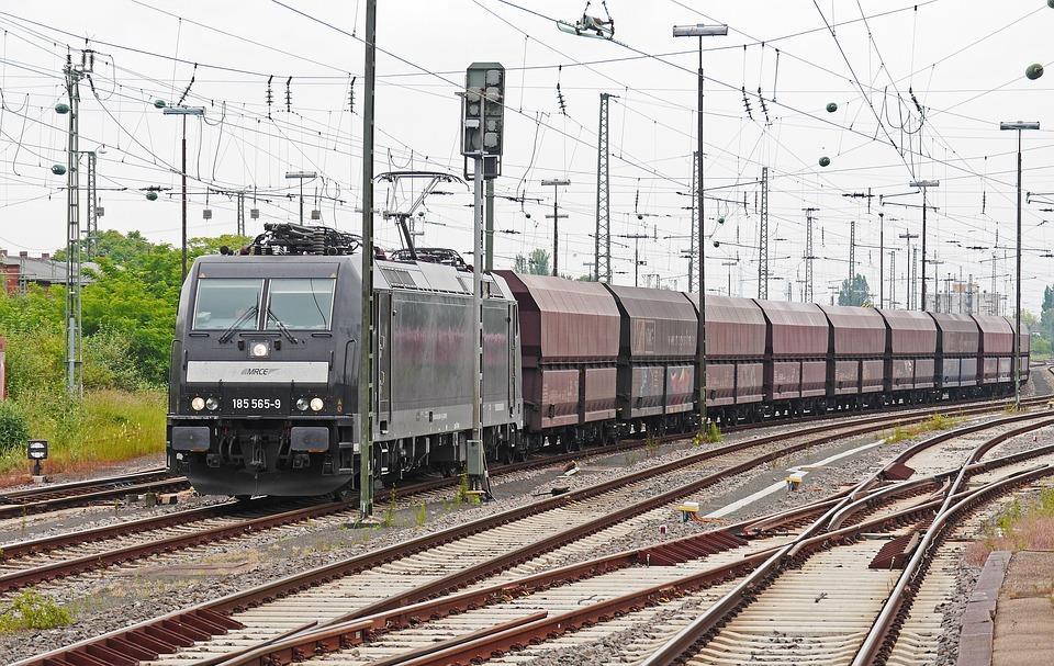 Rol van het spoorvervoer in de bredere verduurzamingsopgave goederenvervoer Spoorvervoer milieu-efficiënter In het goederenvervoer lijkt sterke groei voor spoor lastig: - Krimp in