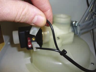 ELECTROVAP MC Onderhoud magneetafsluiters ONDERHOUD VAN DE AFVOERKLEP De afvoerklep dient te worden onderhouden telkens als de cilinder wordt gereinigd of vervangen.