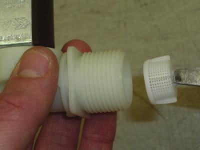 Verwijder de magneetspoel met een platte schroevendraaier.