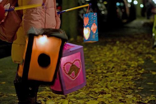 Op 11 november vieren we het feest van Sint Maarten. De kinderen mogen met een (zelfgemaakte) lampion langs de deuren lopen en een liedje zingen. Als beloning krijgen ze een traktatie.