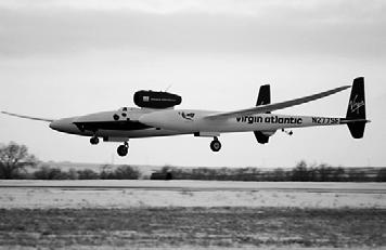 Opgave 3 Op één tank de wereld rond Vorig jaar heeft de Amerikaan Steve Fossett in een speciaal vliegtuig, de Globalflyer (zie figuur 4), een vlucht rond de wereld gemaakt.