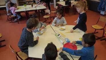 De kinderen mochten zelf groenten snijden, spaghetti breken, roeren in de soep en natuurlijk ook proeven van de soep en wat was de soep lekker!