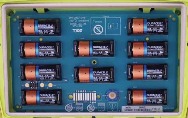 2. Verwijder alle batterijen tegelijkertijd en verwerk ze correct. Plaats de nieuwe batterijen goed in het vak en let daarbij op de juiste richting van de batterijpolen.
