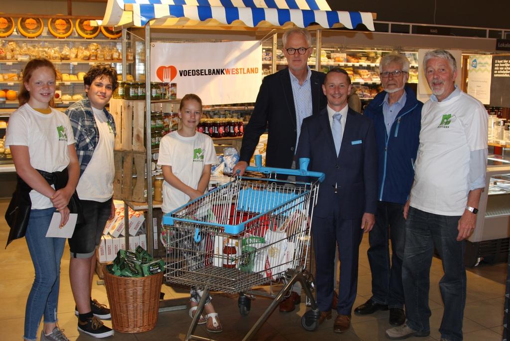 Inzamelingsactie van Voedselbank Westland wederom een succes De jongeren van M25 Westland hebben op 9 juni bij supermarkt AH in Naaldwijk voor Voedselbank Westland een grote inzamelingsactie van