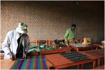 Hier op het atelier van het centrum van Kivoga en op de markt van Kibumbu Voor de kinderen die de richting Secretariaat hebben gedaan Zij zijn ook verder gegaan met een tweede cursus en doorgegaan