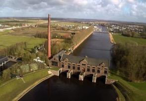 Met poldergemalen wordt het water uit de sloten van de polder omhoog gepompt naar de kanalen en meren. Deze kanalen en meren worden ook wel de boezem genoemd.