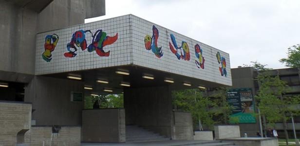 P. Sanders, oprichter van de juridische faculteit van de EUR, kunstenaars werden gevraagd kleur te geven aan de grijze en betonnen gebouwen op de campus.
