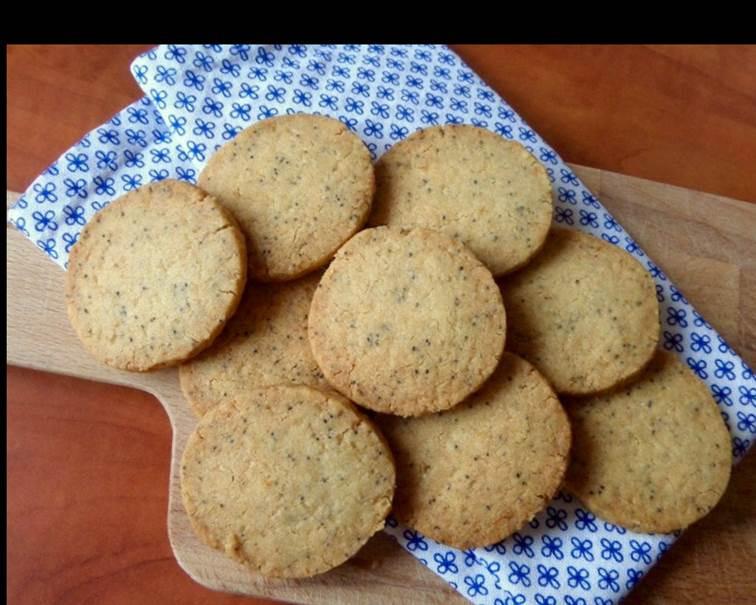 MAANZAADKOEKJES Koekjes om van te genieten to the moon and back 100 gram volkoren bloem 1 eetlepel zoetstof 1 eetlepel maanzaadjes 1 citroen 1 eiwit 1 eetlepel zonnebloemolie 1 theelepel vanillearoma