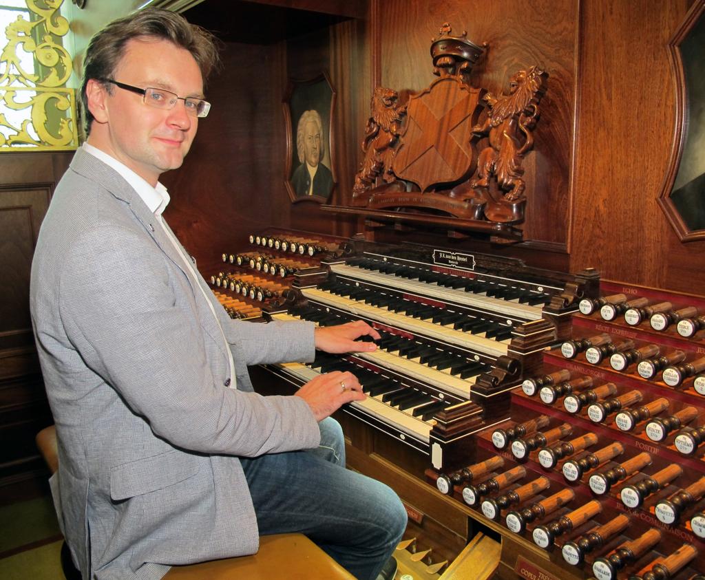 3 november 2018 Bert den Hertog Bert den Hertog (*1978) studeerde hoofdvak orgel bij Ben van Oosten, Bernard Winsemius en Willem Tanke. Tijdens zijn studie won hij 4 (inter-)nationale orgelconcoursen.