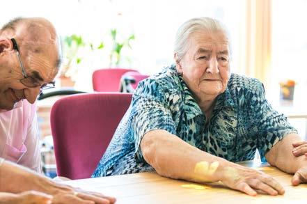 SPELLENOVERZICHT De Tovertafel Original is een speelse zorginnovatie die ouderen in de latere fasen van dementie met elkaar en met hun omgeving verbindt en beweging