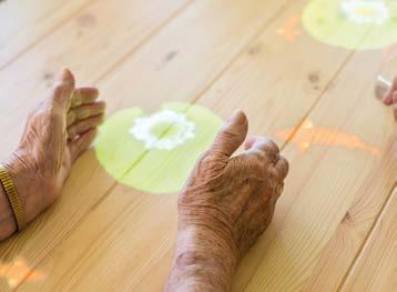 De interactieve spellen, specifiek ontwikkeld voor de doelgroep, lokken zowel fysieke als sociale reacties uit en leveren waardevolle momenten op met familieleden en