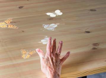 VLINDERS Er fladderen allemaal vlinders over tafel! Laat de vlinders op je hand zitten of jaag ze naar je medespelers. Het spel Vlinders brengt een ontspannen sfeer in de ruimte.