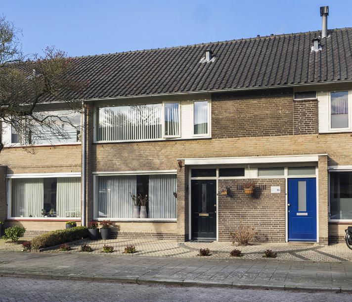 Ruime uitgebouwde tussenwoning met een speels in te delen woonkamer, open keuken, 4 slaapkamers en achtertuin met berging en achterom.