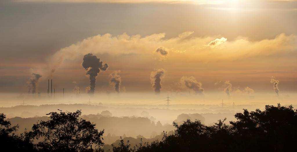 CO2 komt vooral vrij bij verbranding van fossiele brandstoffen en heeft een sterke opwarmende werking.