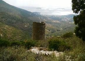 Wandelingen vanaf Gavrio Vanaf Gavrio kun je nog 3 rondjes maken langs de Agios Petros toren, welke alle deels overlappen met de wandelingen Batsi-Gavrio en Frouseï.