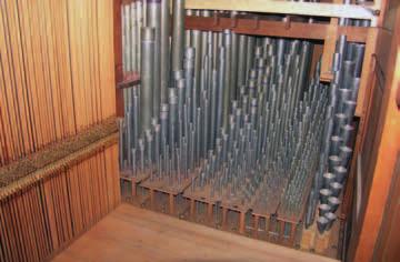 werden vervangen door een magazijnbalg uit 1912 die bij de (later zo betreurde) ombouw van het Groninger Martinikerk-orgel in 1939 overbodig geworden was.