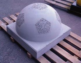 L'entreprise produit depuis longtemps des demi-sphères en béton, avec différentes finitions, mais l idée de la finition «ballon de football» leur est venue alors qu ils devaient réaliser un produit