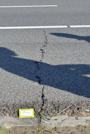 Figuur 1 toont enkele reflectiescheuren op de A73. Figuur 1. Reflectiescheuren in de ZOAB-deklaag van de A73. 3. Scheurafstanden in DGB-verhardingen 3.